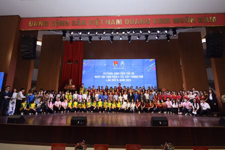 Sinh viên các trường Đại Học chụp ảnh cùng Ban tổ chức cuộc thi.