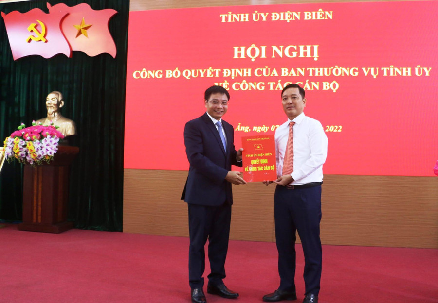 Ông Nguyễn Văn Thắng - Bí thư Tỉnh ủy Điện Biên (bên trái) trao Quyết định về công tác cán bộ cho ông Tô Trọng Thiện Ông Nguyễn Văn Thắng - Bí thư Tỉnh ủy Điện Biên (bên trái) trao Quyết định về công tác cán bộ cho ông Tô Trọng Thiện