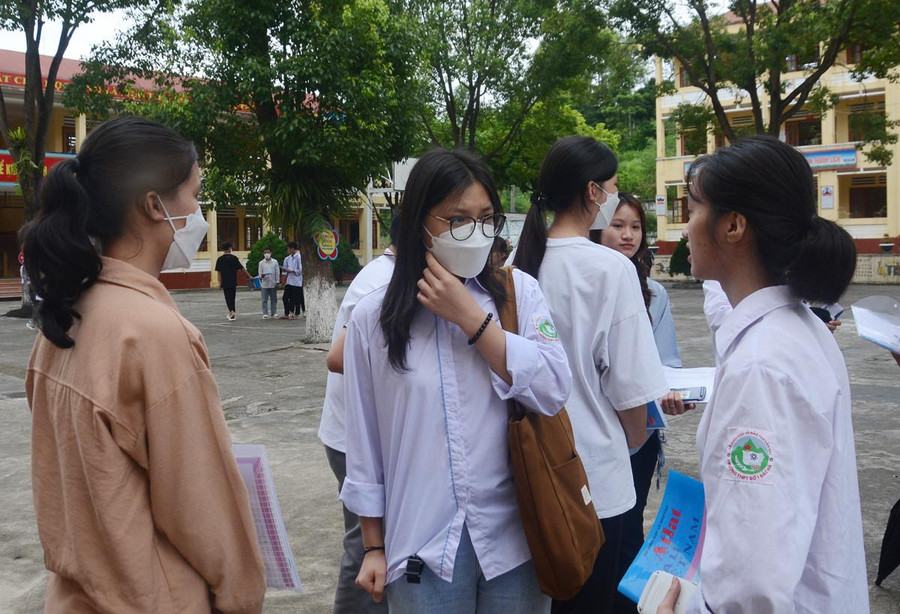 Thí sinh trao đổi bài sau khi kết thúc môn thi tổ hợp (Ảnh: Báo Lào Cai) Thí sinh trao đổi bài sau khi kết thúc môn thi tổ hợp (Ảnh: Báo Lào Cai)
