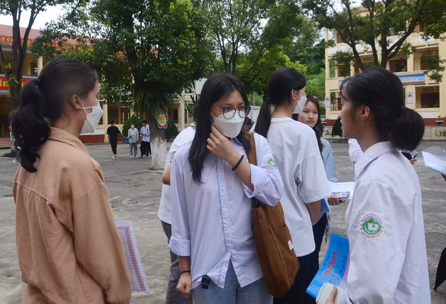 Thí sinh trao đổi bài sau khi kết thúc môn thi tổ hợp (Ảnh: Báo Lào Cai)