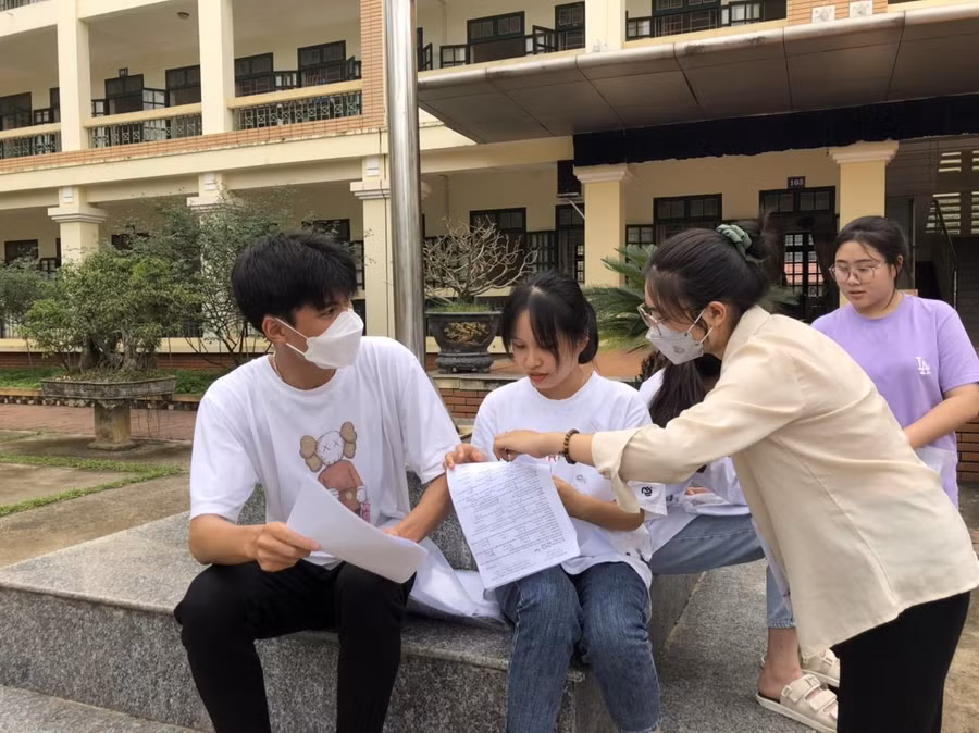 Thí sinh thảo luận kết quả