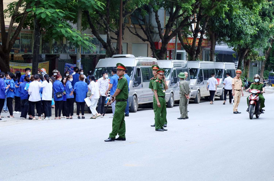 Lực lượng an ninh và tình nguyện viên tại huyện Bảo Yên có mặt hỗ trợ thí sinh Lực lượng an ninh và tình nguyện viên tại huyện Bảo Yên có mặt hỗ trợ thí sinh
