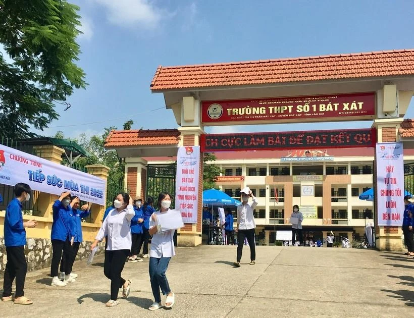 Thí sinh tại điểm thi Trường THPT số 1 Bát Xát nhẹ nhõm vì đã hoàn thành môn cuối của kỳ thi tốt nghiệp.