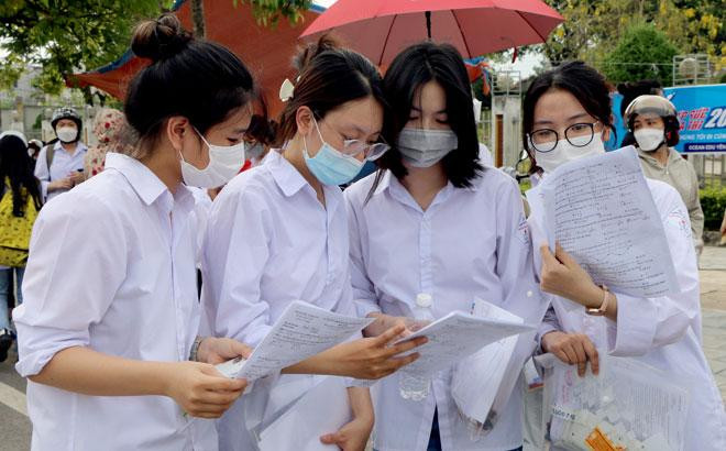 Thí sinh trao đổi kiến thức Thí sinh trao đổi kiến thức