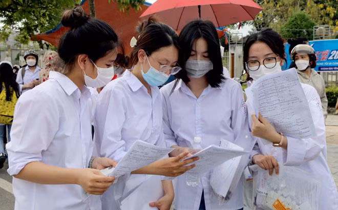 Thí sinh trao đổi kiến thức