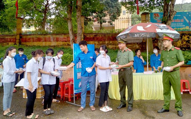 Đội tình nguyện thực hiện chương trình &quot;Tiếp sức mùa thi&quot;