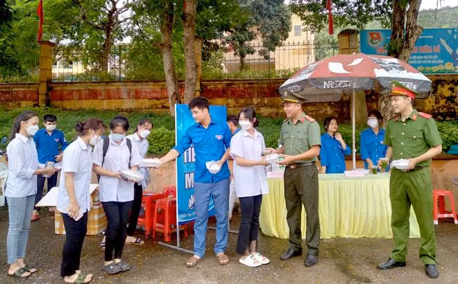 Đội tình nguyện thực hiện chương trình "Tiếp sức mùa thi"