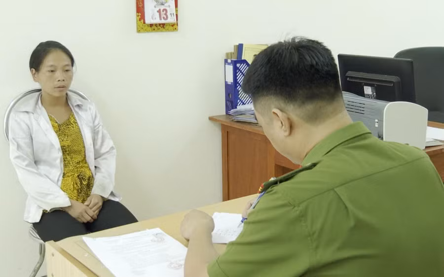 Sùng Thị Dua tại cơ quan Công an