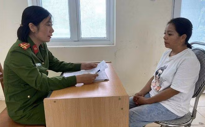 Hà Thị Thơm (bên phải) tại cơ quan Công an