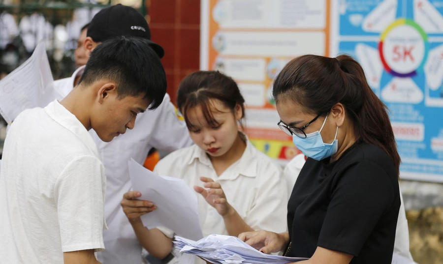 Cô giáo Trần Thị Hằng (áo đen) trao đổi về bài làm của học sinh sau khi kết thúc môn thi (Ảnh: Báo Lào Cai) Cô giáo Trần Thị Hằng (áo đen) trao đổi về bài làm của học sinh sau khi kết thúc môn thi (Ảnh: Báo Lào Cai)