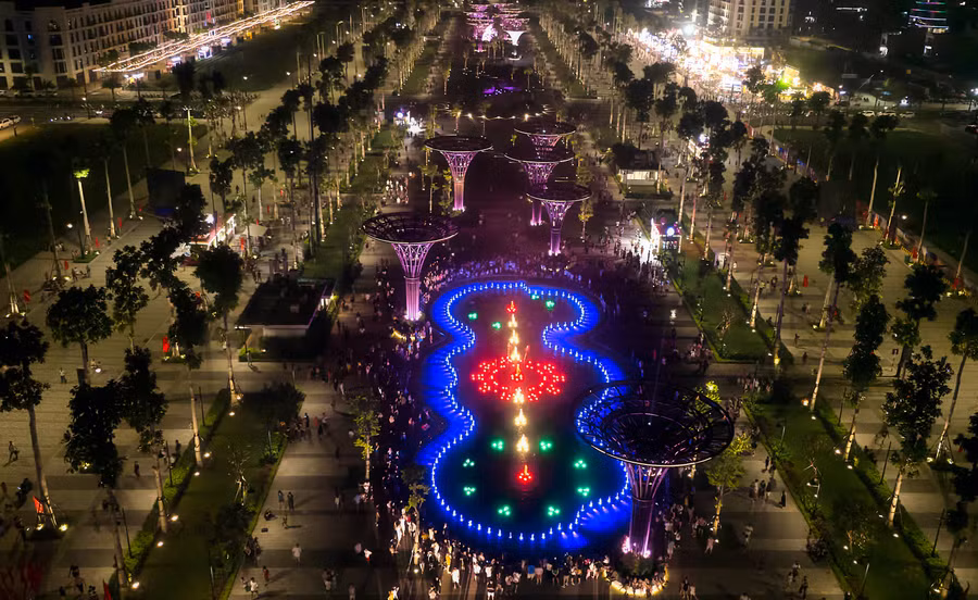 Công trình quảng trường biển Sầm Sơn đưa vào hoạt động sẽ tăng sức hấp dẫn cho du lịch, thu hút du khách đến thành phố Sầm Sơn.