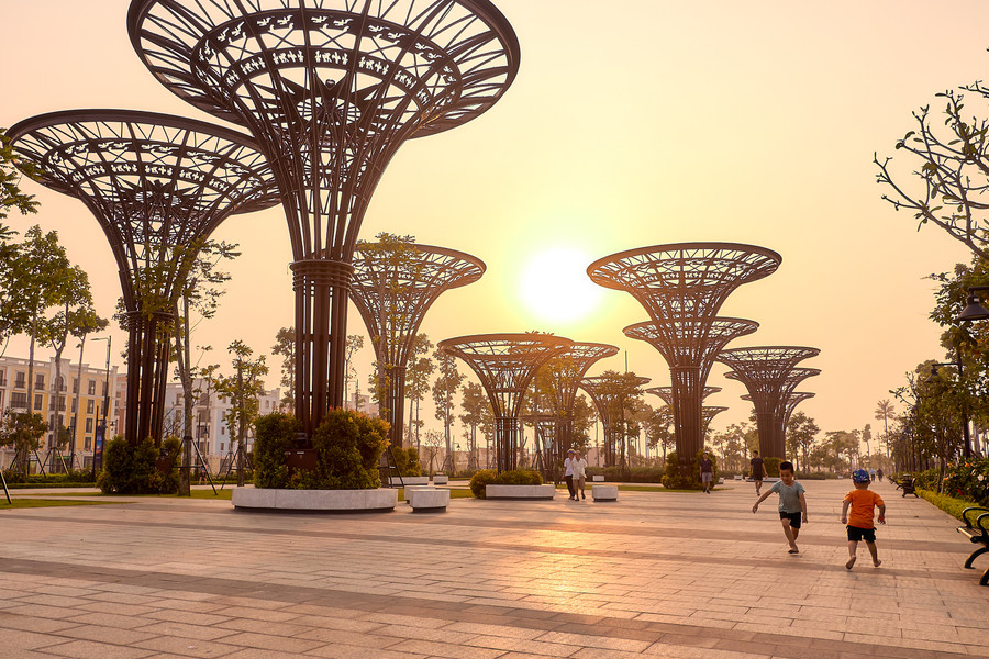 Khu vực trung tâm được trang hoàng với 20 cây trang trí hình trống đồng cùng hệ thống chiếu sáng nghệ thuật theo chủ đề được lập trình sẵn.