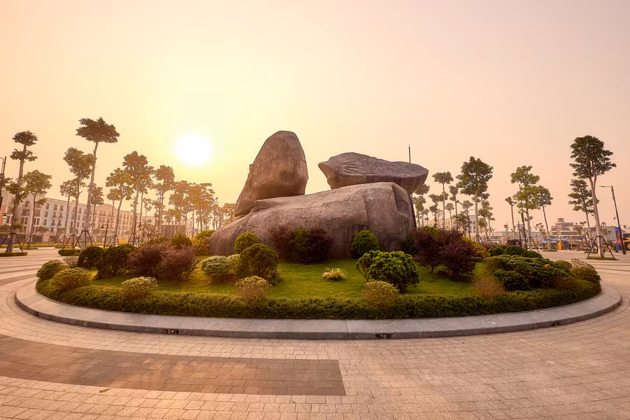 Mô hình Hòn Trống Mái bố trí hệ thống đèn chiếu sáng nghệ thuật theo chủ đề được lập trình sẵn, sử dụng bóng đèn led tiết kiệm điện đa màu sắc.