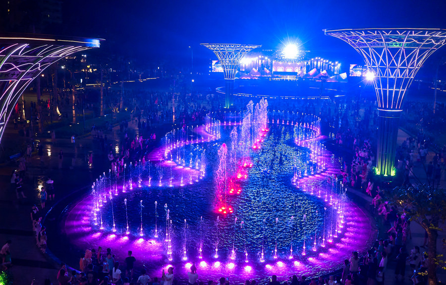 2 đài phun nước sử dụng công nghệ Đức với 300 vòi phun và hệ thống chiếu sáng kết hợp loa toàn dải, loa siêu âm đồng bộ, được điều khiển bởi hệ thống phần mềm hiện đại, tạo nên show nhạc nước với nhiều chủ đề.