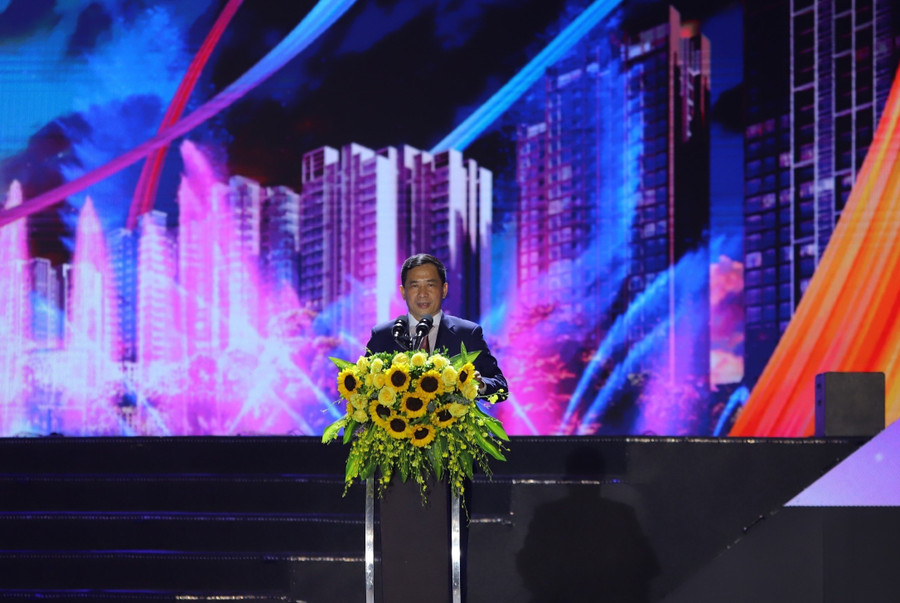 Ông Lê Văn Tú, Chủ tịch UBND TP Sầm Sơn phát biểu khai mạc.