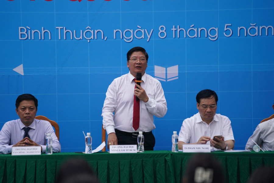 TS Trần Đình Lý trong một lần tham gia công tác tư vấn, tuyển sinh hướng nghiệp cho thí sinh TS Trần Đình Lý trong một lần tham gia công tác tư vấn, tuyển sinh hướng nghiệp cho thí sinh