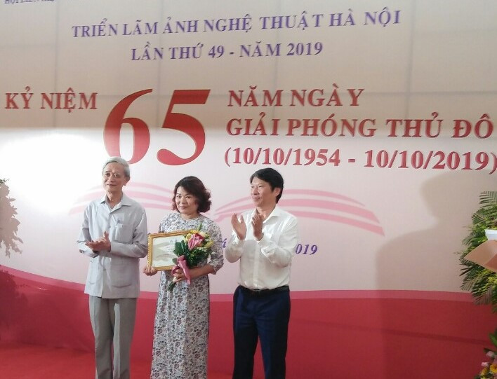 Tác giả Trần Thị Hồng Minh nhận giải nhất. Ảnh: Bình Thanh. Tác giả Trần Thị Hồng Minh nhận giải nhất. Ảnh: Bình Thanh.