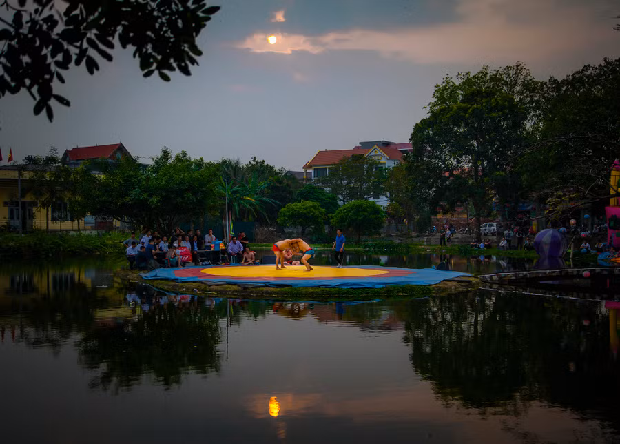 Tác phẩm giải ba: "Hội vật truyền thống quê tôi" của Ngô Trung Kiên. Tác phẩm giải ba: "Hội vật truyền thống quê tôi" của Ngô Trung Kiên.