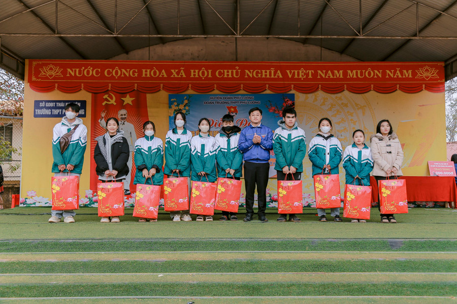 Đoàn trường THPT Phú Lương trao 10 suất quà tết các em học sinh có hoàn cảnh khó khăn. Đoàn trường THPT Phú Lương trao 10 suất quà tết các em học sinh có hoàn cảnh khó khăn.
