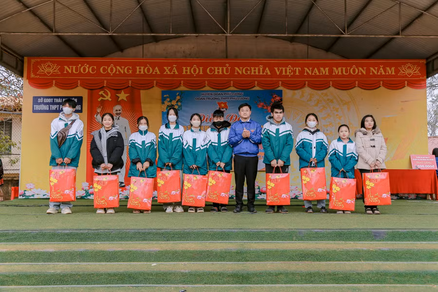 Đoàn trường THPT Phú Lương trao 10 suất quà tết các em học sinh có hoàn cảnh khó khăn.