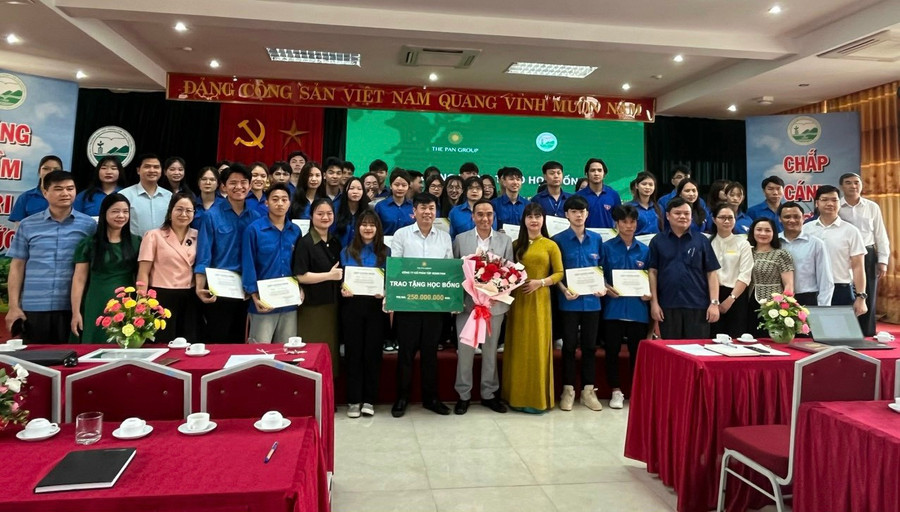 Trường Đại học Nông Lâm phối hợp với Công ty CP tập đoàn Pan trao học bổng cho sinh viên. Trường Đại học Nông Lâm phối hợp với Công ty CP tập đoàn Pan trao học bổng cho sinh viên.