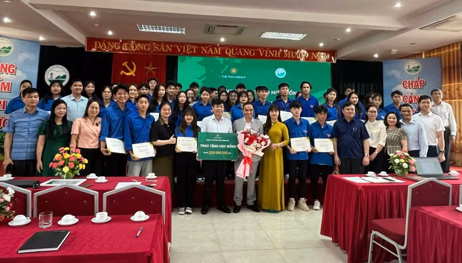 Trường Đại học Nông Lâm phối hợp với Công ty CP tập đoàn Pan trao học bổng cho sinh viên.