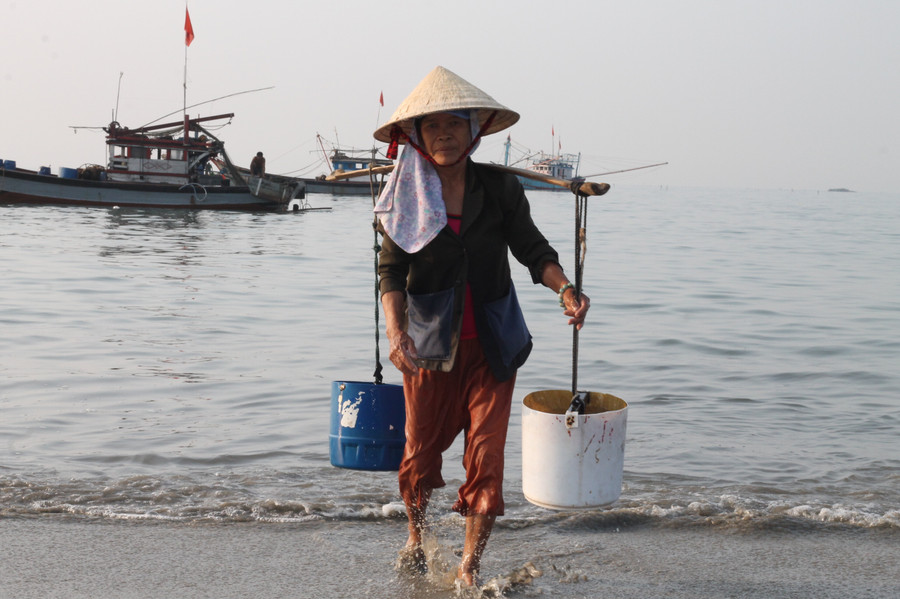 Mùa đông, những người phụ nữ này luôn chịu cái lạnh thấu xương do áo quần thường xuyên bị ướt
