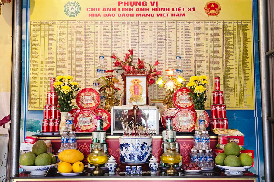 Ban thờ 511 nhà báo liệt sĩ tại chùa Âu Lạc. Ban thờ 511 nhà báo liệt sĩ tại chùa Âu Lạc.