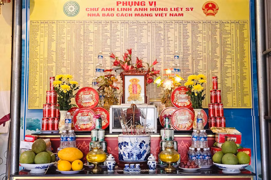 Ban thờ 511 nhà báo liệt sĩ tại chùa Âu Lạc.