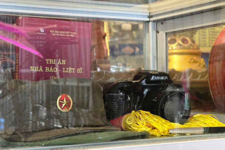 Cây bút, mũ, chiếc máy ảnh là những kỷ vật nhà báo Văn Hiền tìm được từ những đồng đội ngã xuống. Cây bút, mũ, chiếc máy ảnh là những kỷ vật nhà báo Văn Hiền tìm được từ những đồng đội ngã xuống.