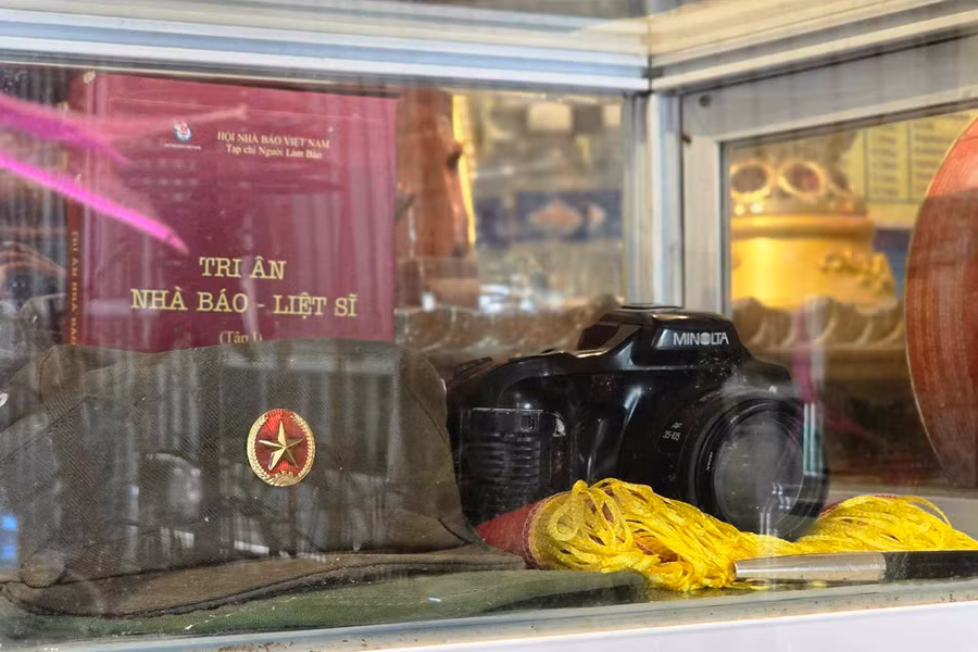 Cây bút, mũ, chiếc máy ảnh là những kỷ vật nhà báo Văn Hiền tìm được từ những đồng đội ngã xuống.
