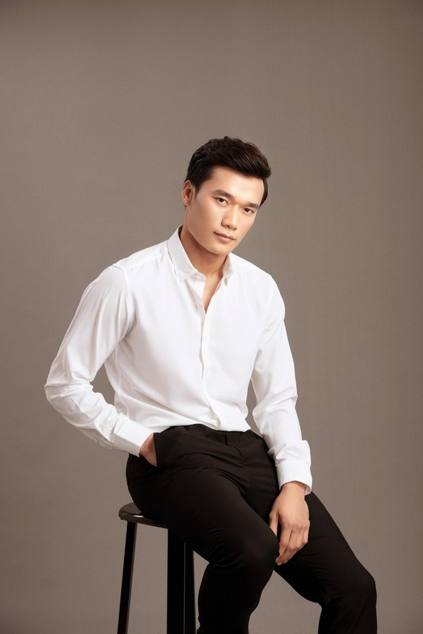 Bùi Tiến Dũng khoe vẻ nam tính và lịch lãm như "tài tử".