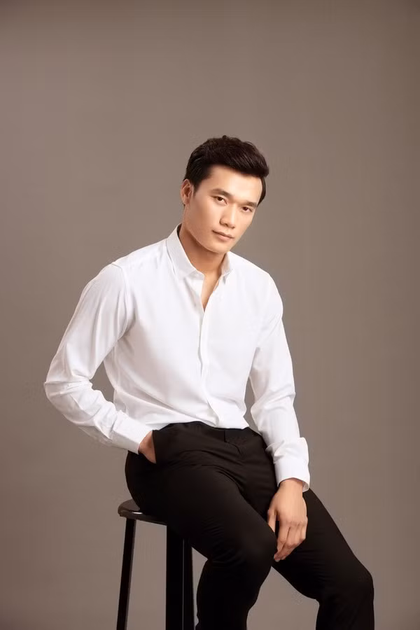 Bùi Tiến Dũng khoe vẻ nam tính và lịch lãm như "tài tử".