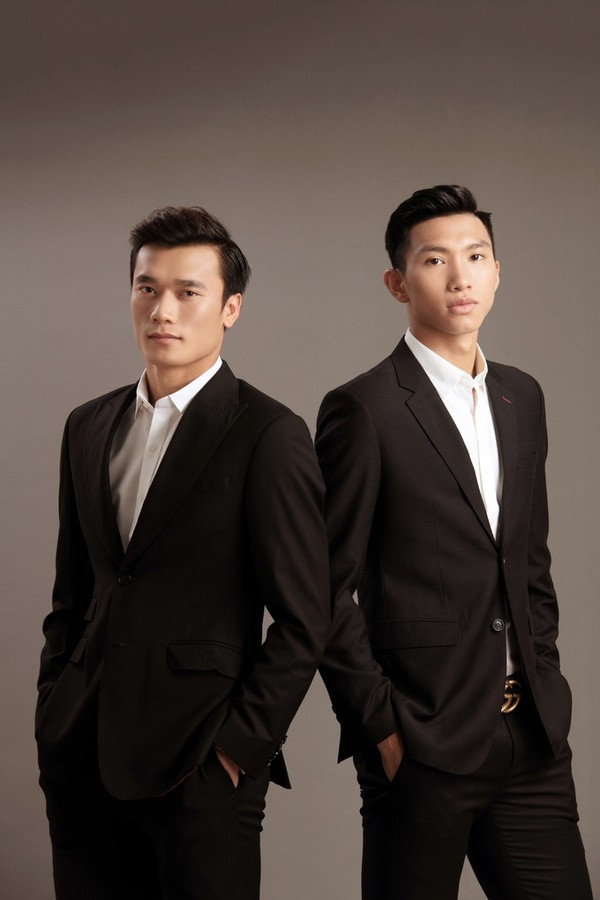 Khoác lên mình bộ suit đen kèm sơ mi trắng, "hot boy U23 Việt Nam" khoe vẻ bảnh bao.