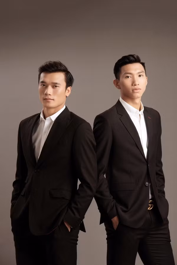 Khoác lên mình bộ suit đen kèm sơ mi trắng, "hot boy U23 Việt Nam" khoe vẻ bảnh bao.