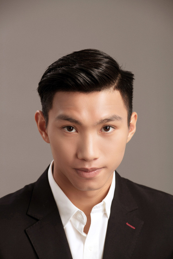 Dù lần đầu tiên chụp photoshoot thời trang, Văn Hậu vẫn có thần thái rất ra dáng "người mẫu".