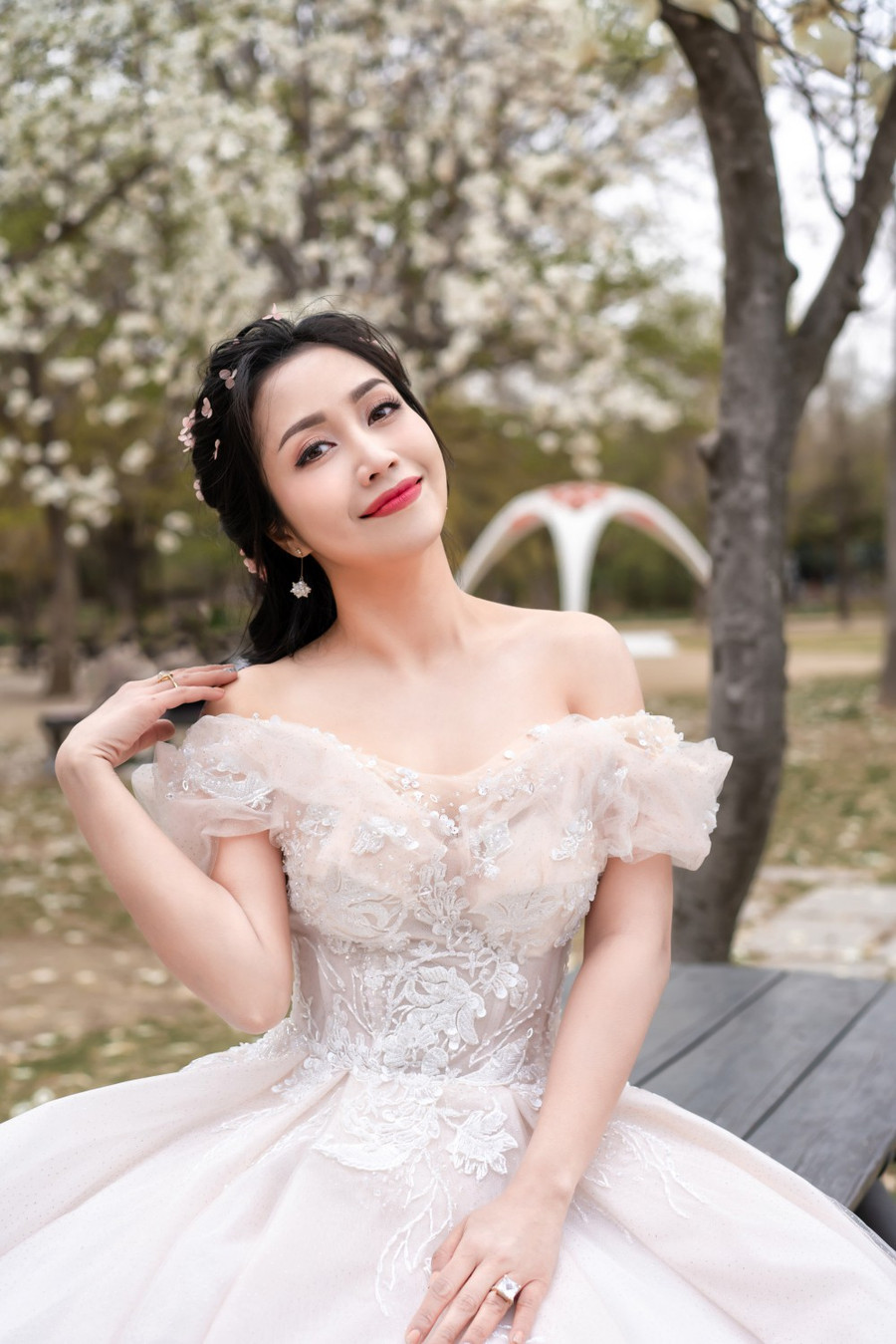 Dù đã là bà mẹ 3 con nhưng Ốc Thanh Vân vẫn giữ được nhan sắc trẻ trung cùng vóc dáng thon gọn khiến khán giả không khỏi xuýt xoa.