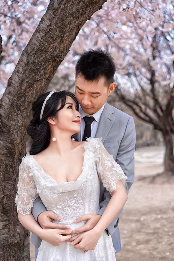 Cặp đôi dành cho nhau những cử chỉ cực ngọt ngào, lãng mạn.