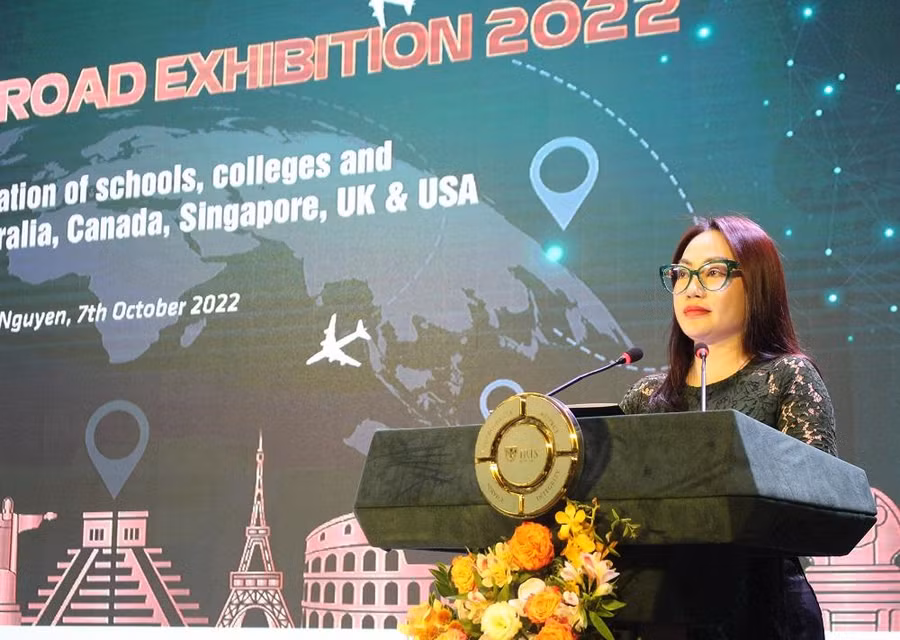 TS. Bạch Phương Vinh, Tổng hiệu trưởng trường Iris phát biểu tại triển lãm.