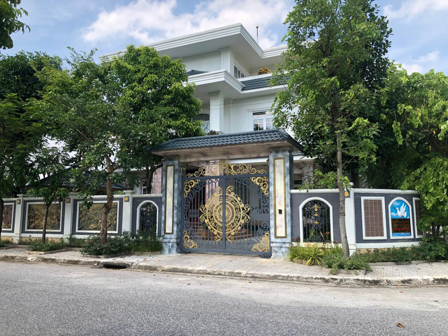 Căn biệt thự mang kiến trúc hiện đại, bên ngoài có gắn biển Hội Khoa học Kinh tế Việt Nam TTKT Việt Nam - châu Á - Thái Bình Dương VAPEC Việt - Mỹ.