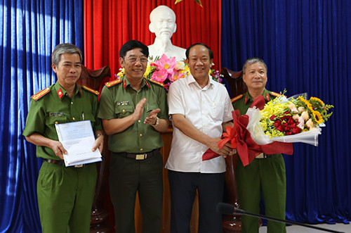 Lãnh đạo tỉnh Quảng Nam thưởng nóng cho Ban chuyên án. Ảnh: Vnexpress Lãnh đạo tỉnh Quảng Nam thưởng nóng cho Ban chuyên án. Ảnh: Vnexpress