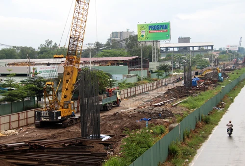 Để phát triển cơ sở hạ tầng, TP HCM cần nguồn vốn rất lớn trong khi ngân sách còn hạn chế. Trong ảnh là tuyến metro số 1 (Bến Thành - Suối Tiên) với số vốn đến 2,4 tỷ USD được khởi công vào tháng 8/2012.