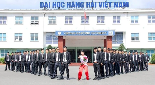 Sinh viên ĐH Hàng hải chụp ảnh kỷ yếu "nịnh" người đẹp