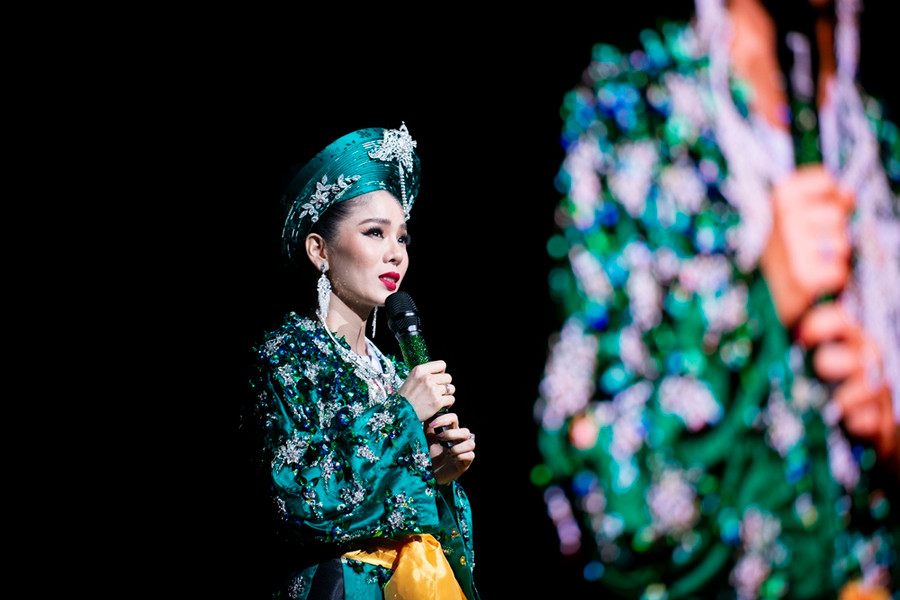 Đối với Lệ Quyên, mẹ là một hình mẫu mà cô luôn hướng đến, mẹ cũng là người cho cô nhiều cảm hứng nhất trong cả nghệ thuật. Và ở mẹ cũng có cả những điều dang dở chưa thực hiện được. Đối với Lệ Quyên, mẹ là một hình mẫu mà cô luôn hướng đến, mẹ cũng là người cho cô nhiều cảm hứng nhất trong cả nghệ thuật. Và ở mẹ cũng có cả những điều dang dở chưa thực hiện được.