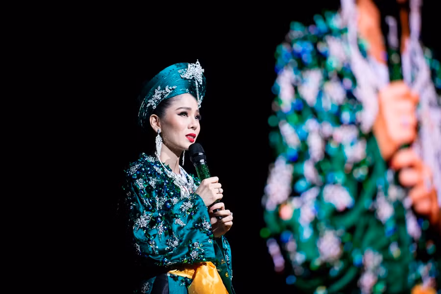 Đối với Lệ Quyên, mẹ là một hình mẫu mà cô luôn hướng đến, mẹ cũng là người cho cô nhiều cảm hứng nhất trong cả nghệ thuật. Và ở mẹ cũng có cả những điều dang dở chưa thực hiện được.