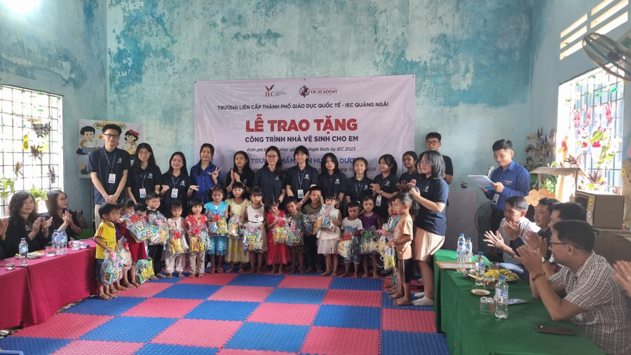 Trường IEC Quảng Ngãi tặng nhiều phần quà thiết thực cho các em nhỏ tại điểm Trường Nước Tang nhân lễ trao tặng công trình. Trường IEC Quảng Ngãi tặng nhiều phần quà thiết thực cho các em nhỏ tại điểm Trường Nước Tang nhân lễ trao tặng công trình.
