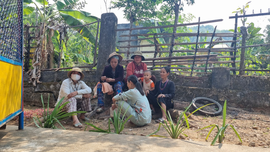 Có nhà vệ sinh đúng chuẩn cho con trẻ còn là niềm mong ước của phụ huynh vùng cao Nước Tang. Có nhà vệ sinh đúng chuẩn cho con trẻ còn là niềm mong ước của phụ huynh vùng cao Nước Tang.