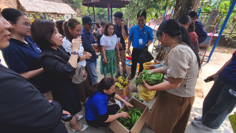Đáp lại tình cảm của nhà tài trợ, phụ huynh Nước Tang từ sáng sớm đã mang các sản vật của địa phương như mít, mía, ớt xiêm rừng, rau ranh, ốc đá,... để gửi tặng đoàn thay lời cảm ơn. Đáp lại tình cảm của nhà tài trợ, phụ huynh Nước Tang từ sáng sớm đã mang các sản vật của địa phương như mít, mía, ớt xiêm rừng, rau ranh, ốc đá,... để gửi tặng đoàn thay lời cảm ơn.