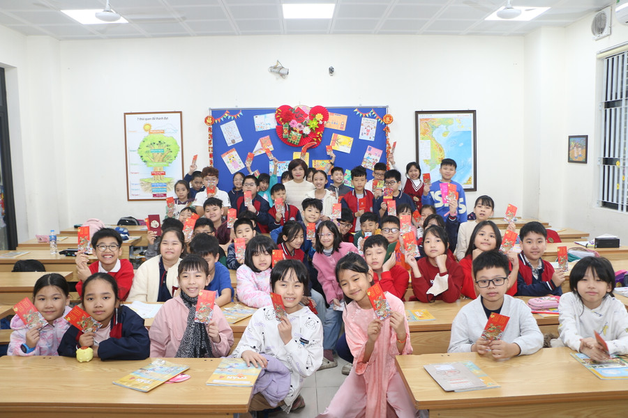 Các em được cô giáo lì xì đầu năm lấy may trước khi bước vào giờ học chính thức.