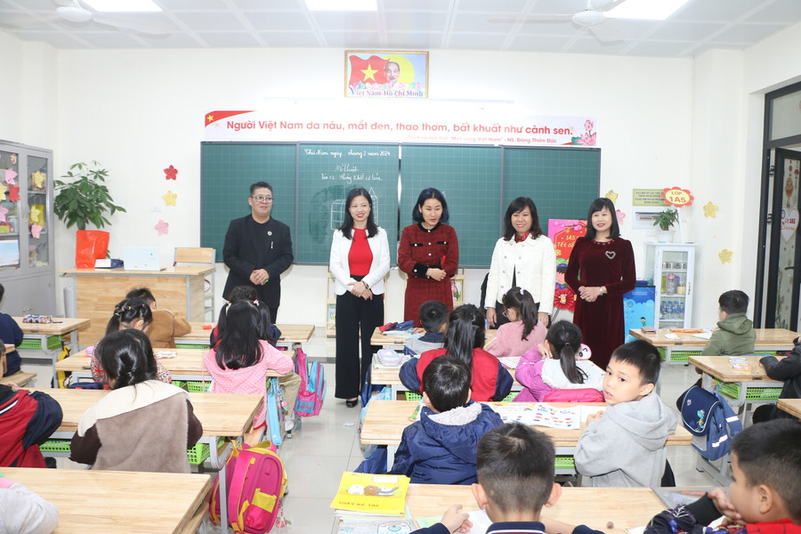 Ban giám hiệu Trường Tiểu học Đống Đa đi chúc Tết tới từng lớp.